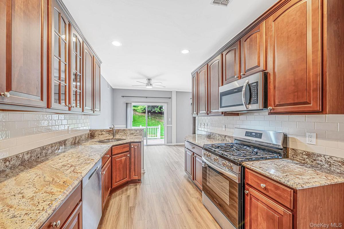 Eat in Kitchen, granite counters, stainless steel appliances