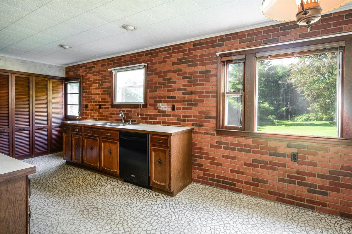 Eat-in-kitchen w/door to backyard