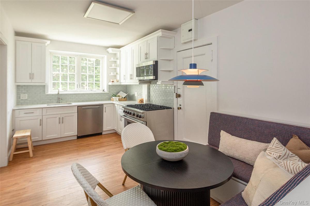 Fabulously  renovated eat in kitchen