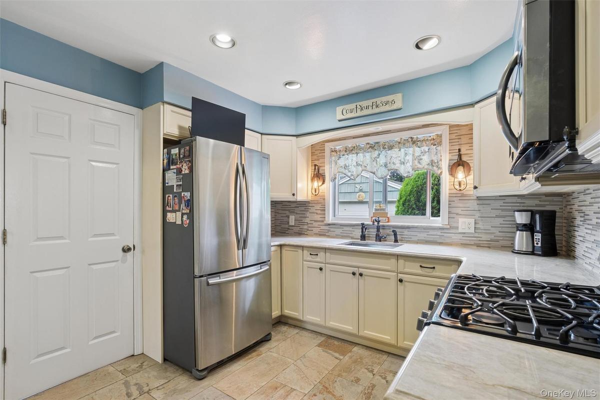 Eat-in-kitchen
