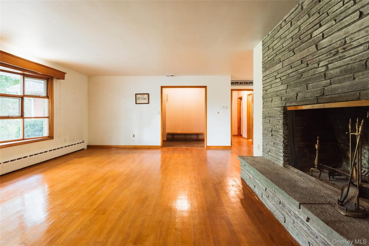 Living Room with fireplace