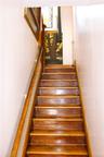 Stairs to basememt