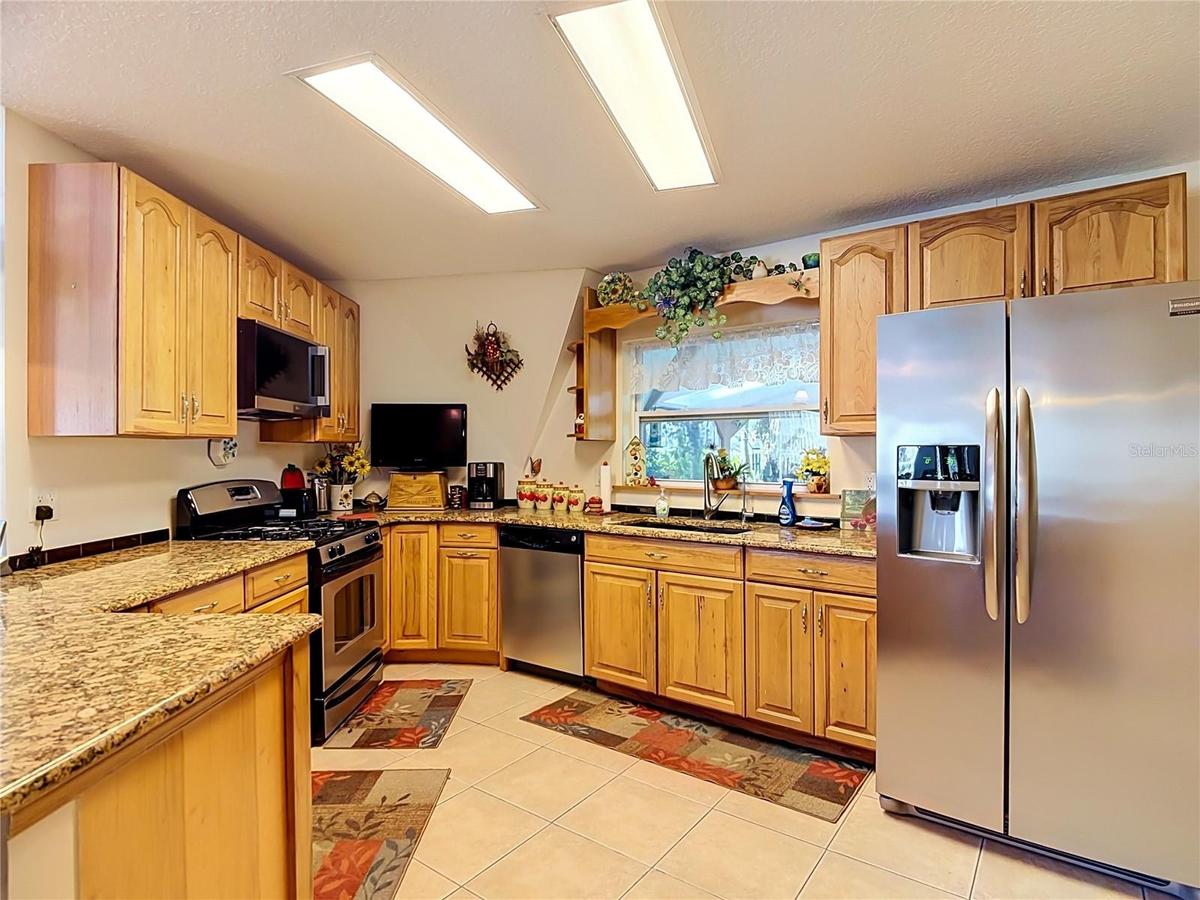 Lots of storage in the kitchen