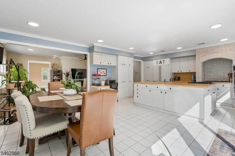 Kitchen with eat in Area