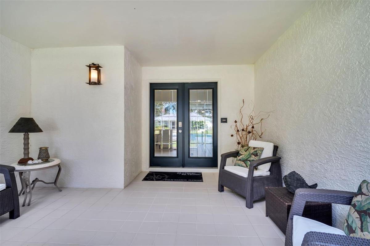 Spacious front patio for outdoor seating~