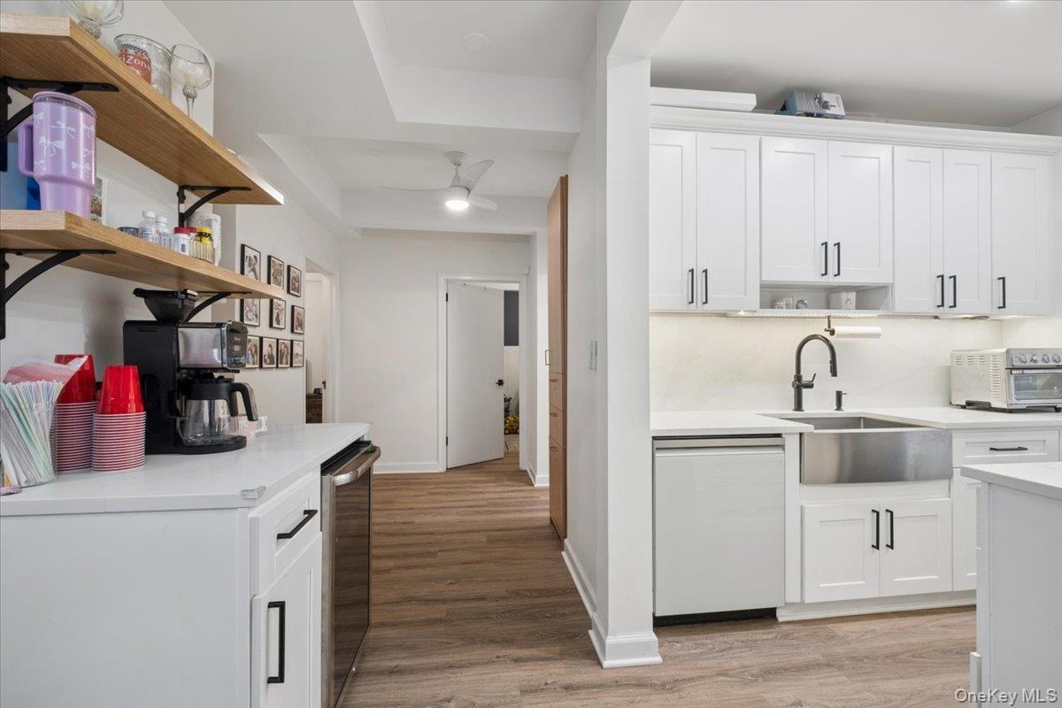 Great Kitchen for both Entertaining and Everyday Living!