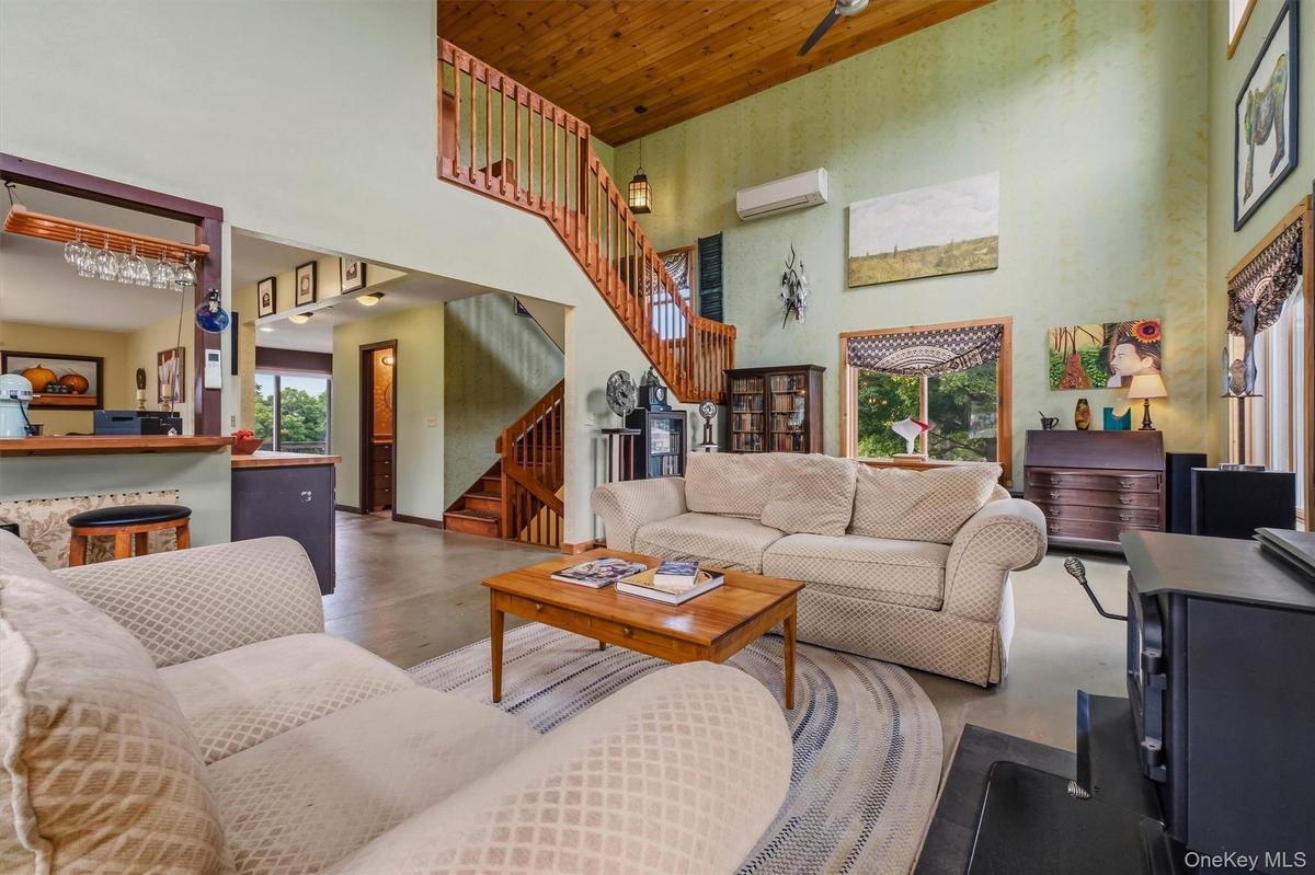 Soaring 17' ceilings - dramatic great room