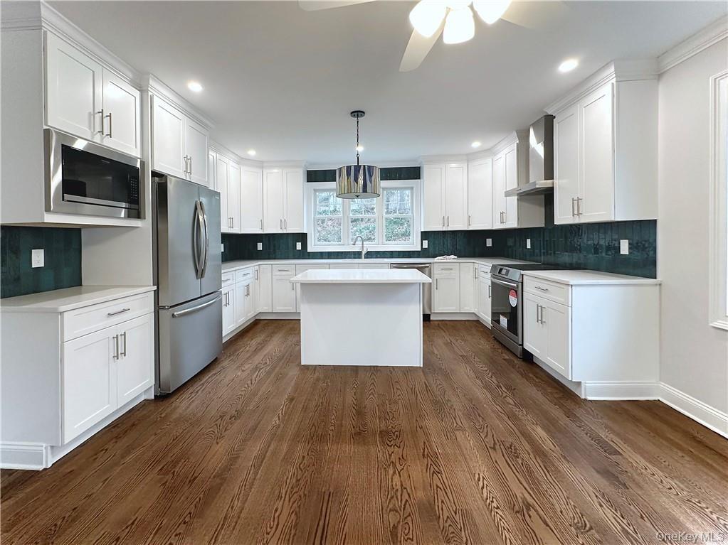 Oak floors throughout, modern kitchen with plenty of cabinetry!