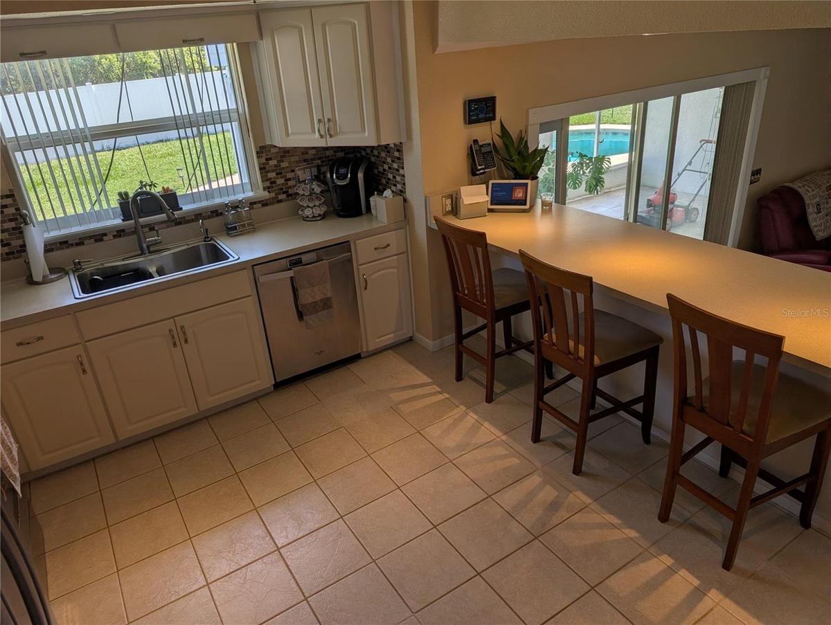 Kitchen / Breakfast Bar!