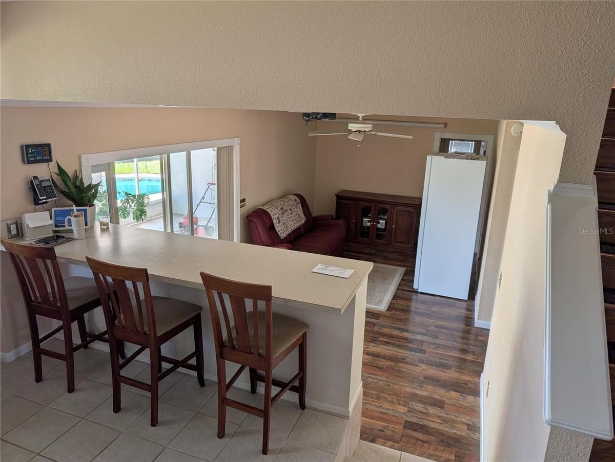 Kitchen Breakfast Bar / Family Room!