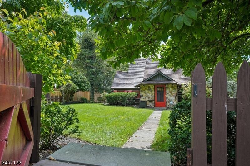 Stunning Home, Ideal Location