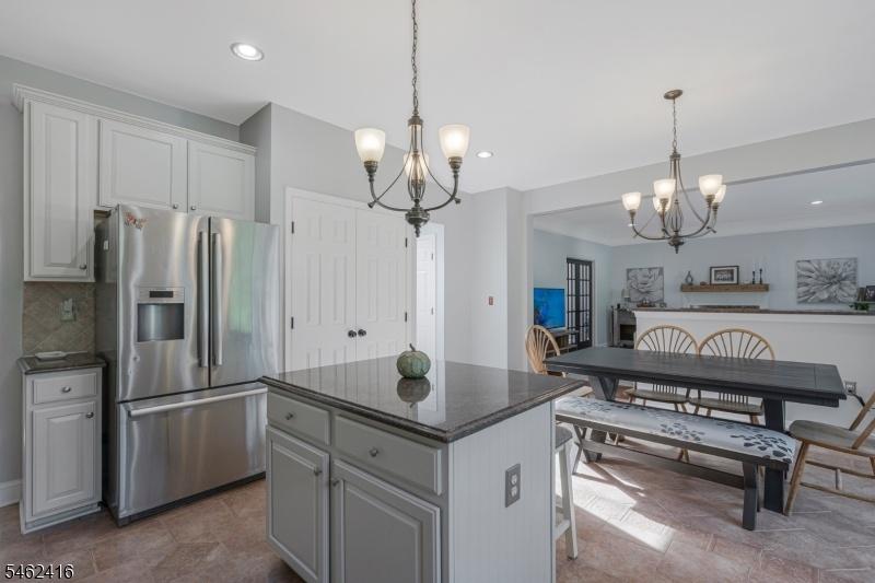 eat-in Kitchen/ Family Room