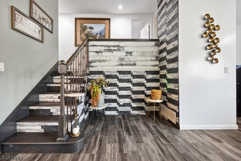 stairs to 2nd fl