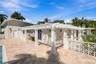 Direct access to the garage and pool bath - workshop
