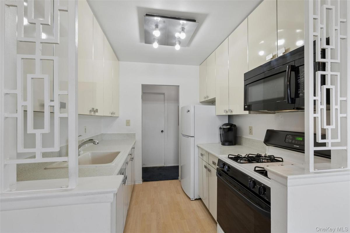 Modern Kitchen  Tons of Storage, Dishwasher & Microwave