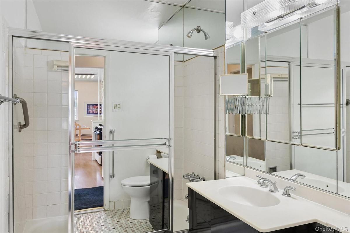 Full Bath Vented, with Tub/Shower Combination