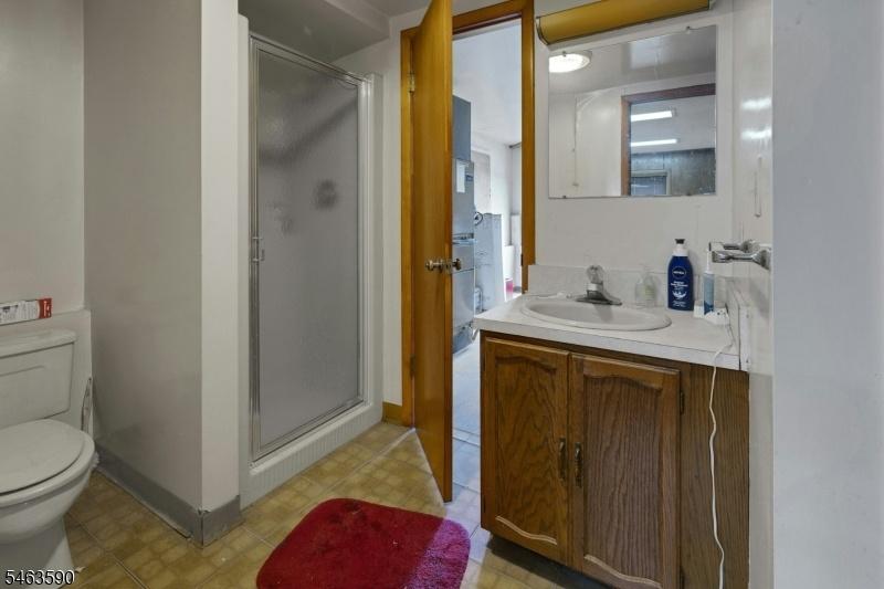 Upper level full bath