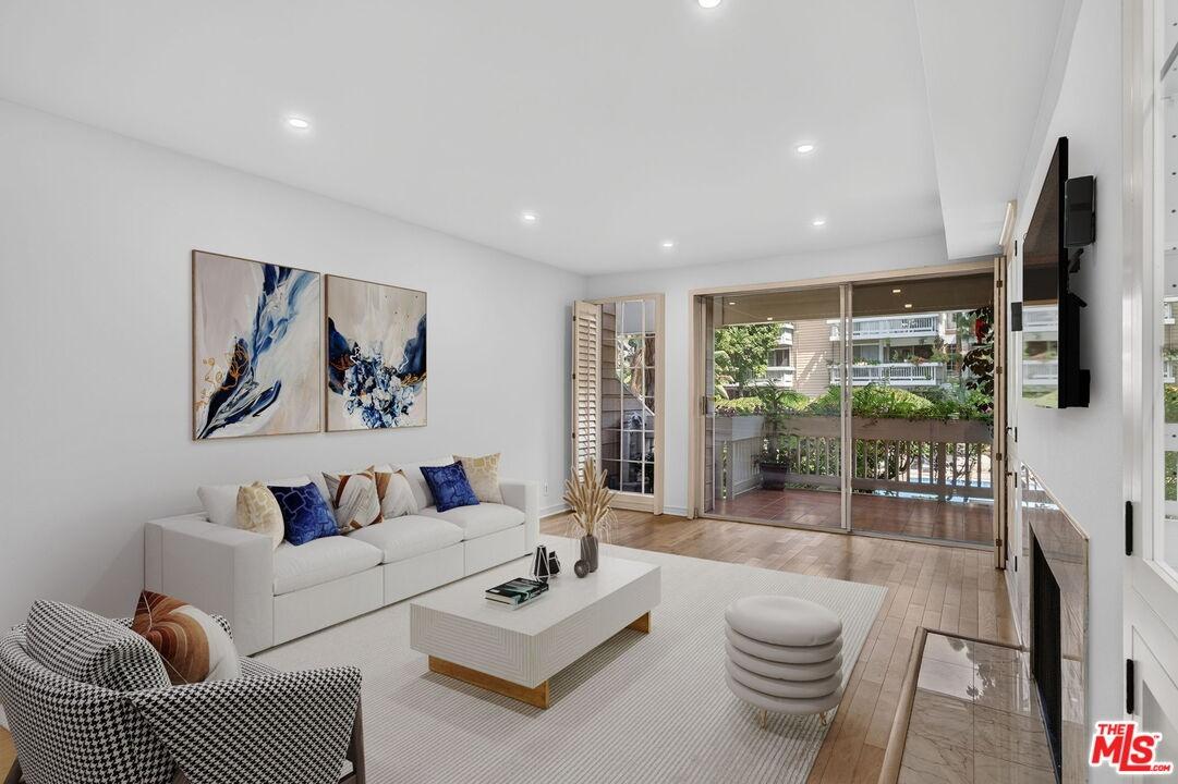 VIRTUALLY STAGED LIV RM