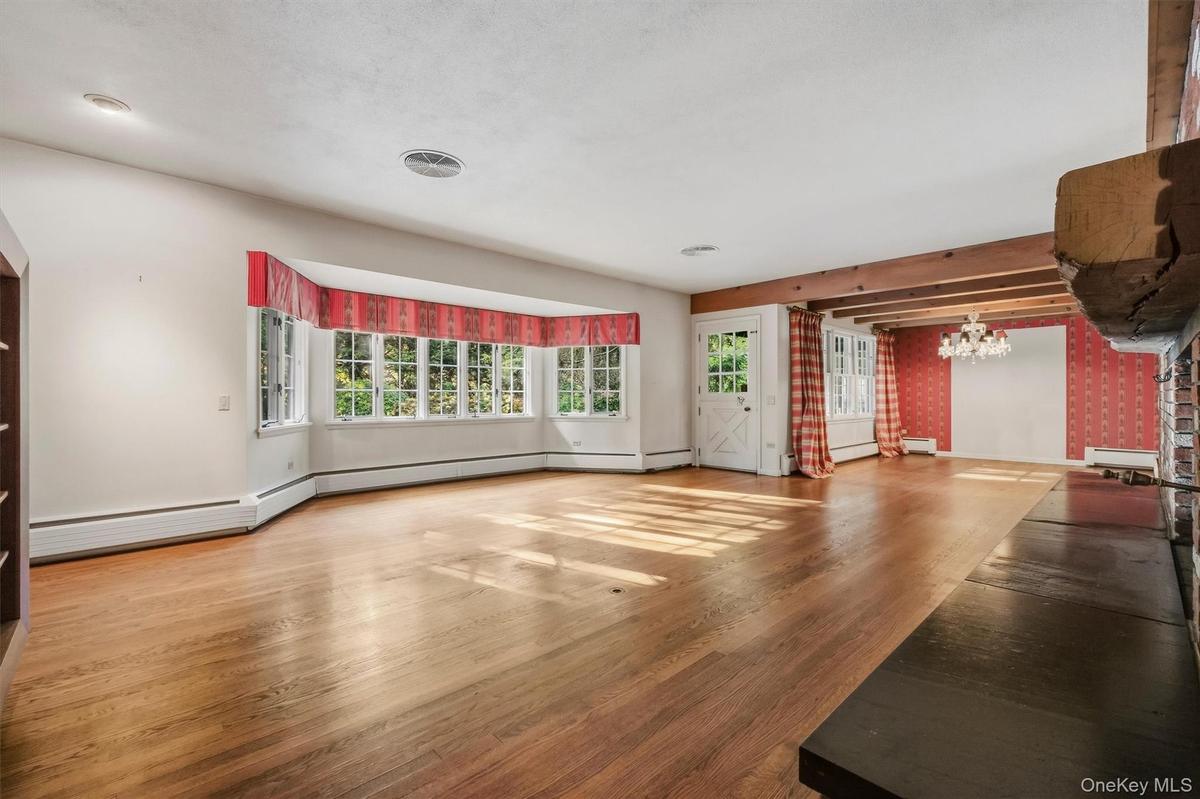 Livingroom to dining room