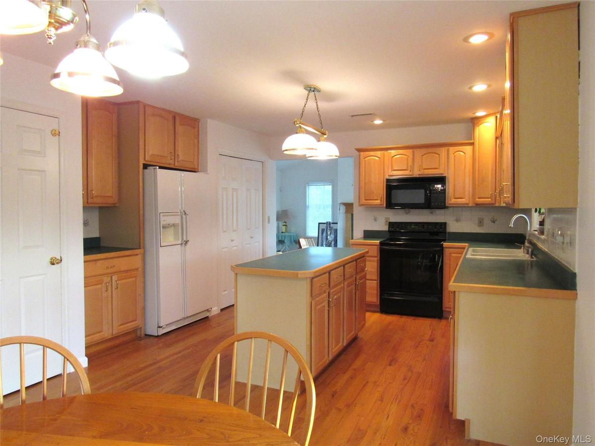 Eat-in-kitchen with Hardwood Floors