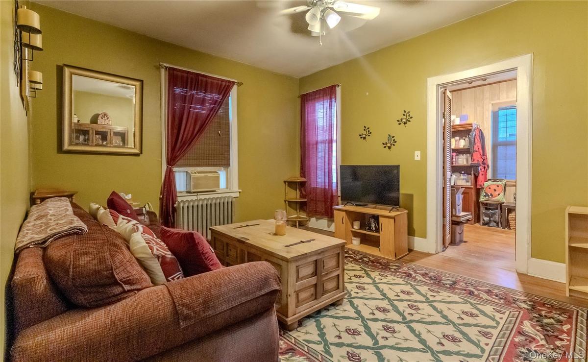 Ceiling fan with integrated lighting