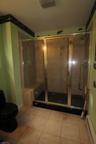 Walk in shower w/bench seat