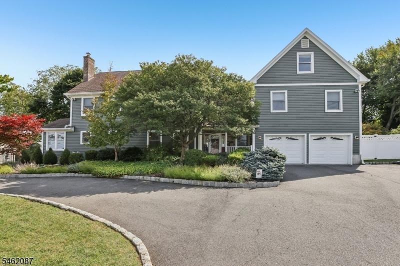 Large Circular Driveway!