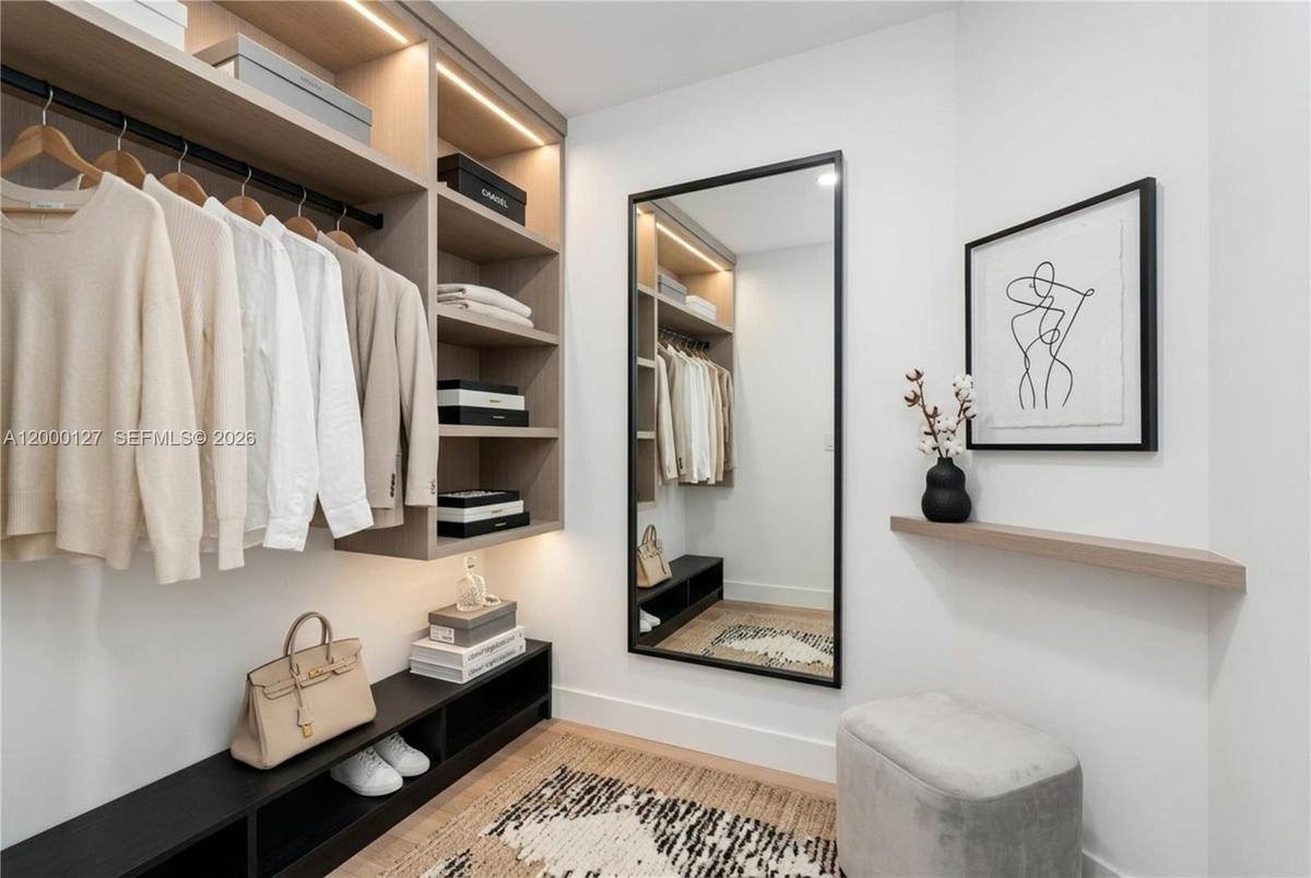 UNA Residences Brickell. Closet. Virtually Staged.
