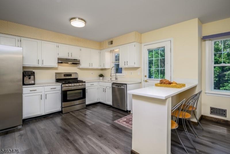 Kitchen w Breakfast Bar