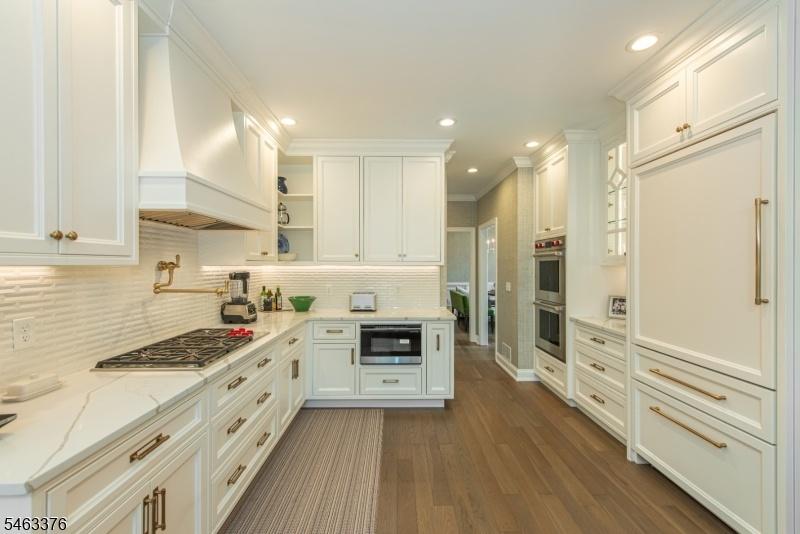 Eat-In Kitchen