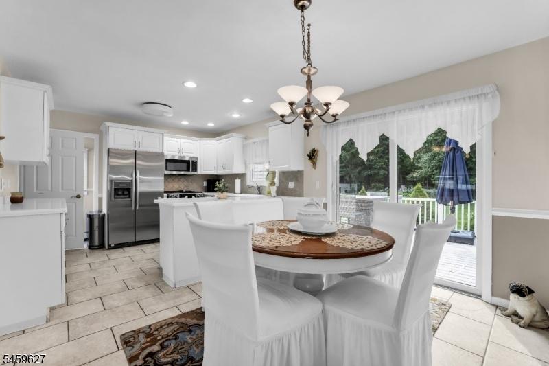 Eat-in kitchen