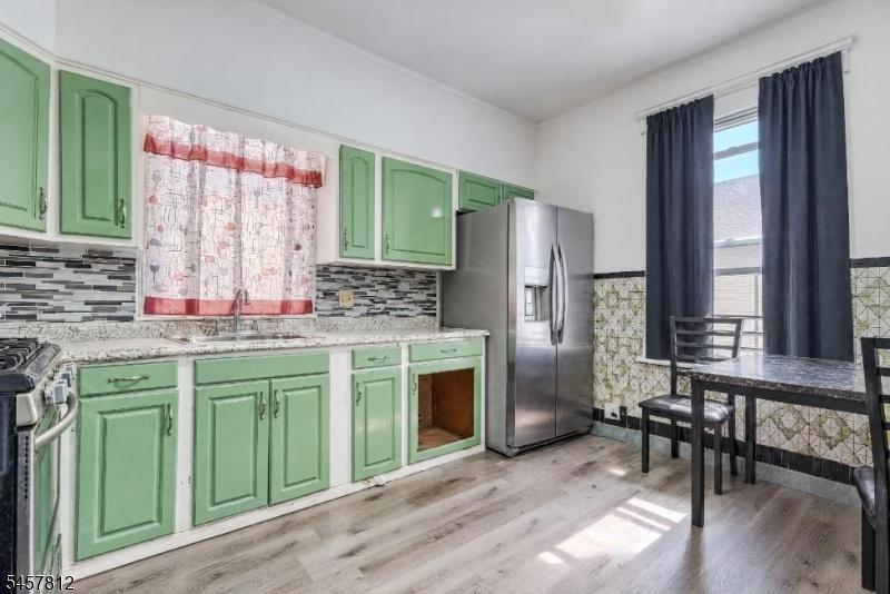 Kitchen / Dining Area
