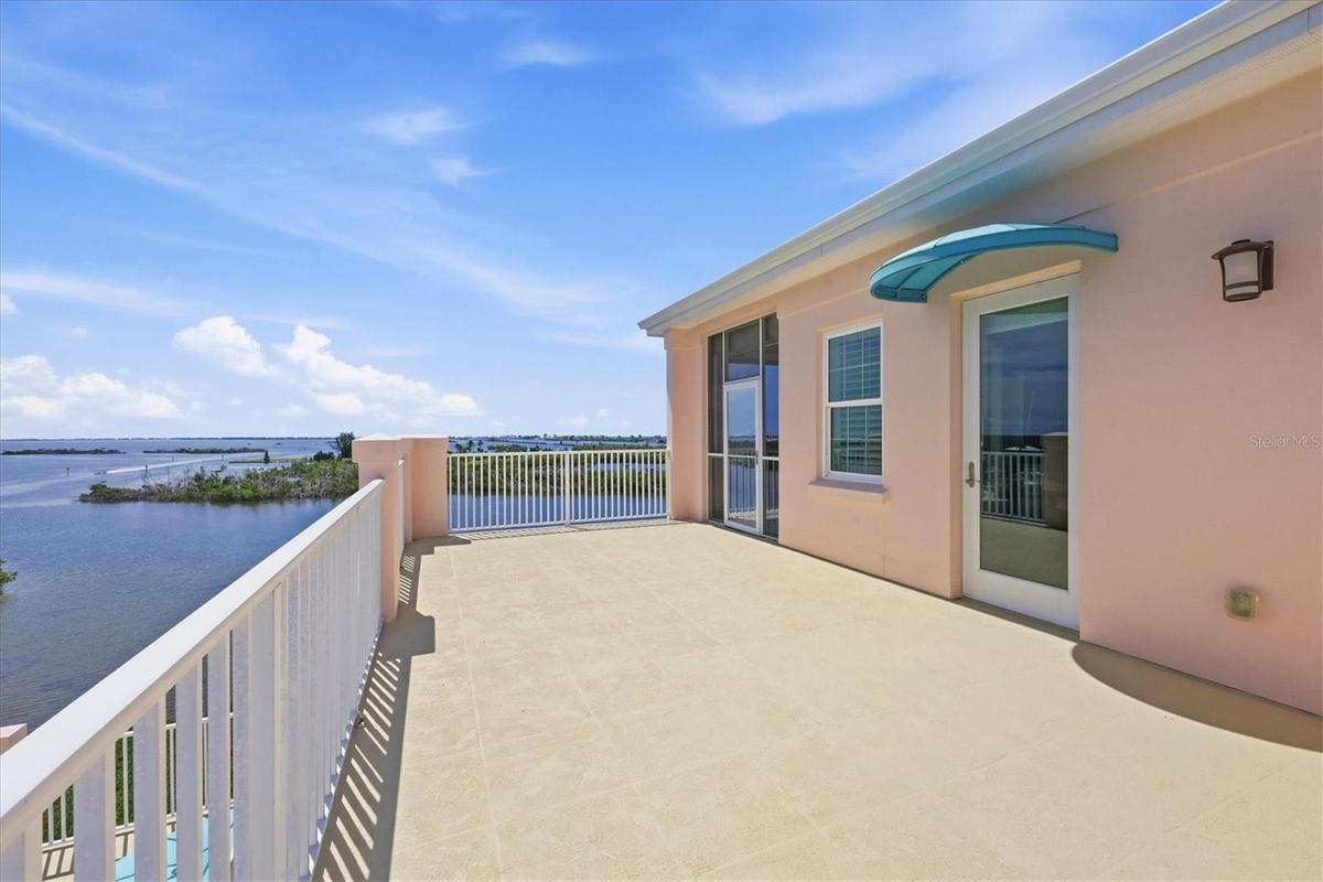 Open Deck for Grilling and Sunning