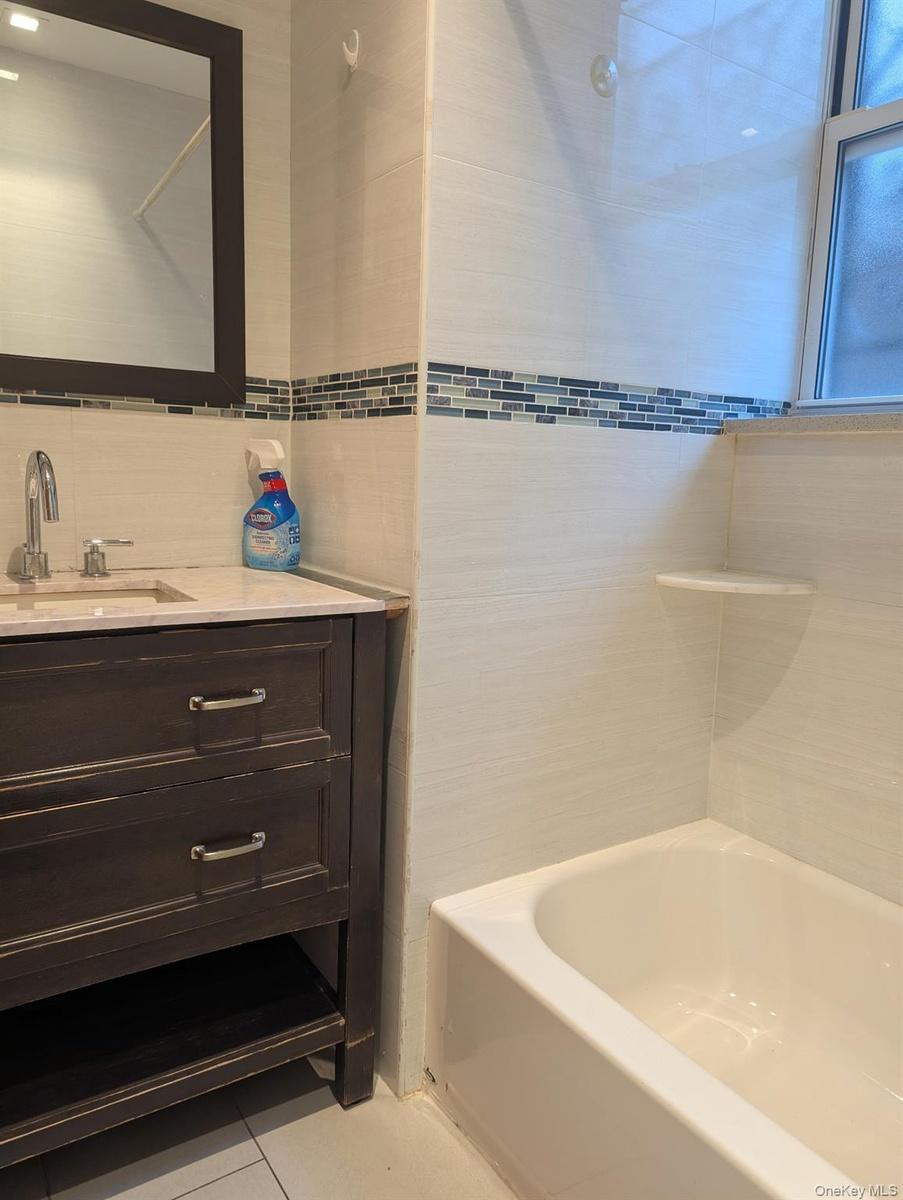 1Fl Full Bathroom