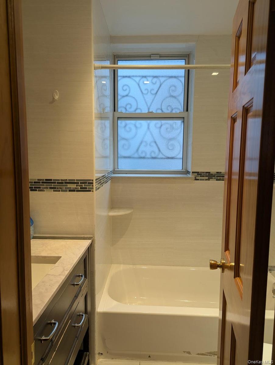 1Fl Full Bathroom