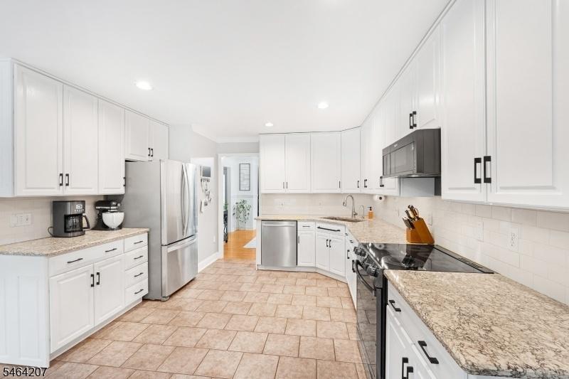 Kitchen w/ quartz countertops