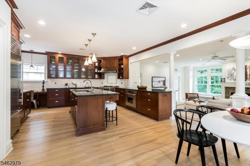 Eat-In Kitchen