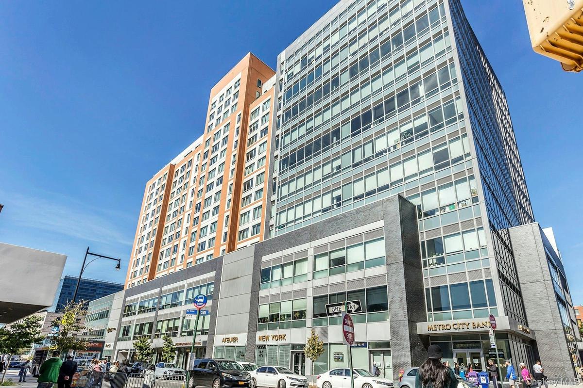 View of apartment building / complex