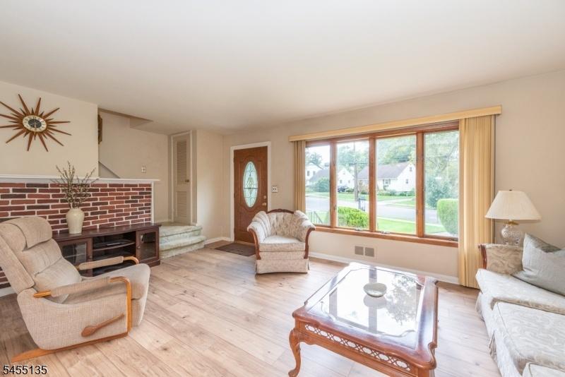 Bright LRm w large Window