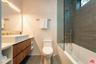 Secondary bathroom: tub/shower