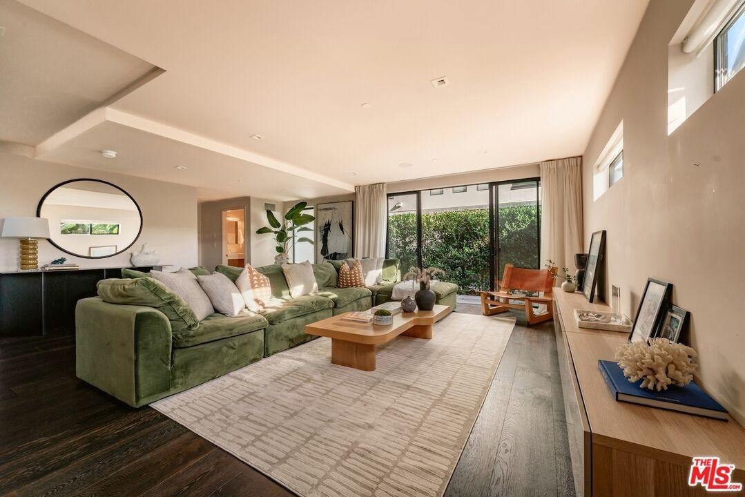 Entry-level lounge
