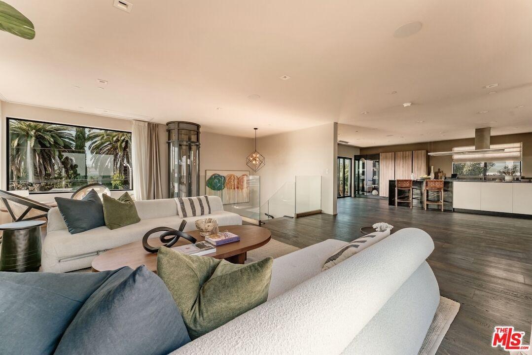 Main living level: reverse vie
