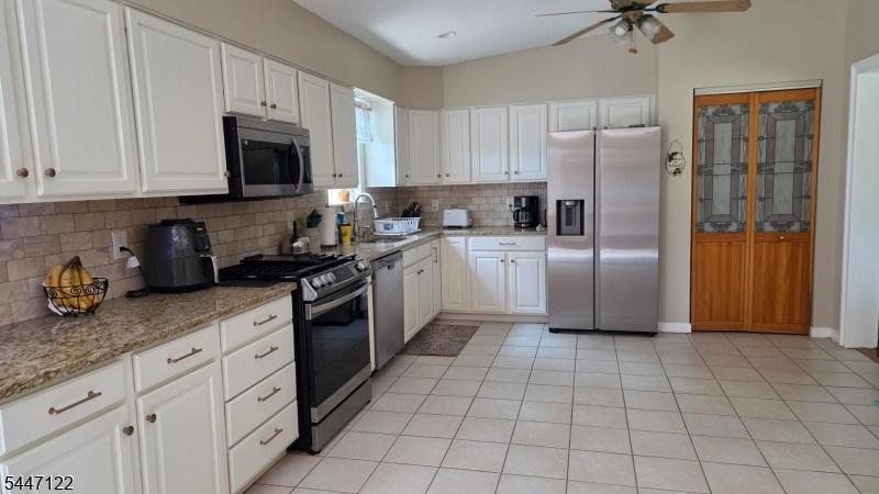 Wonderful kitchen with pantry!