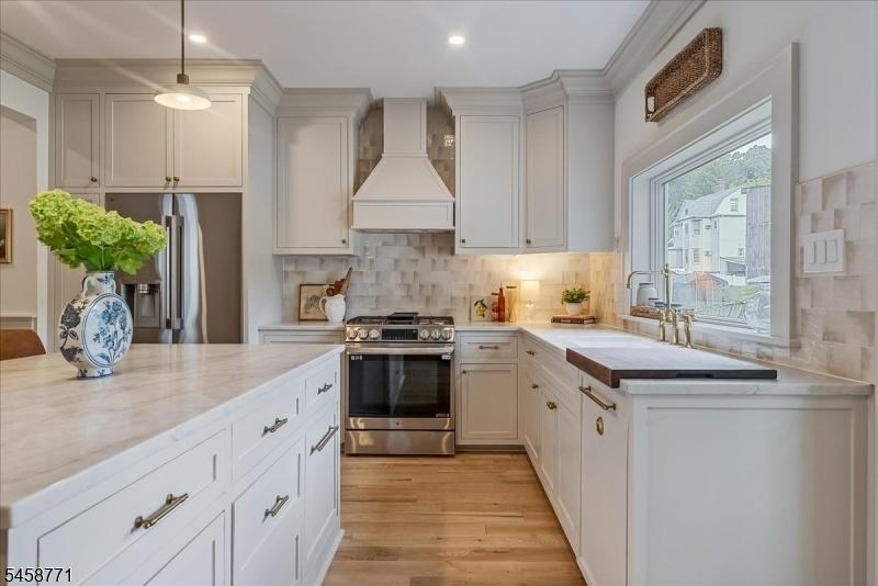 Beautifully appointed kitchen