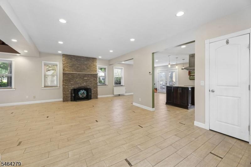 LARGE KIVING ROOM