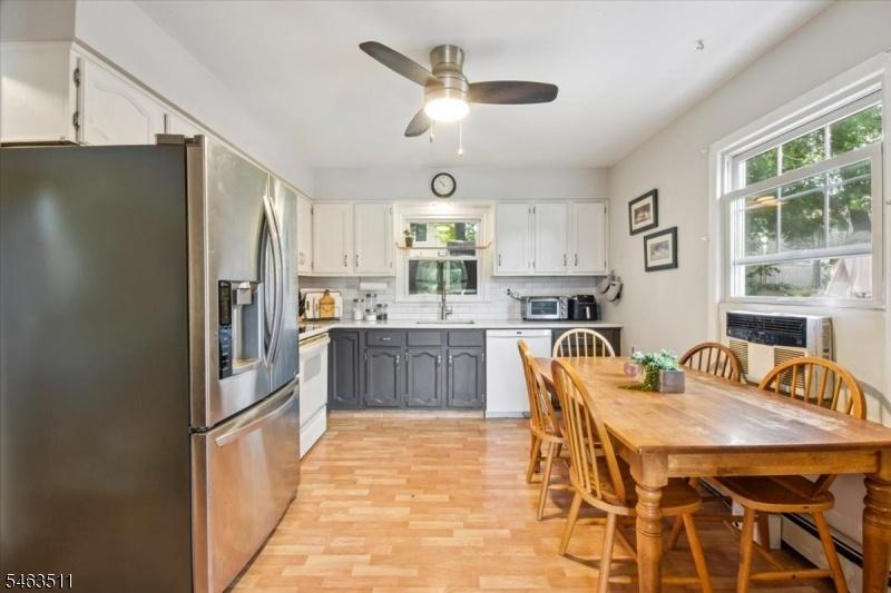 Eat-in kitchen
