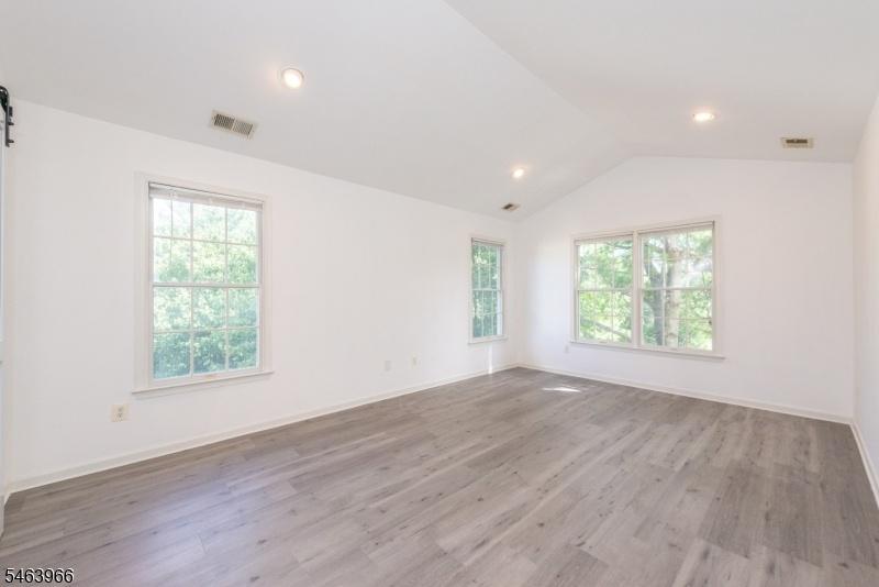 HI-CEILING MASTER SUITE