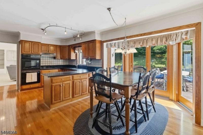 Eat-In Kitchen