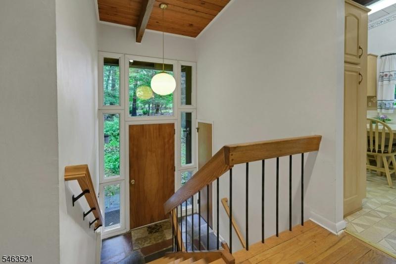 stairs from foyer to 2nd floor