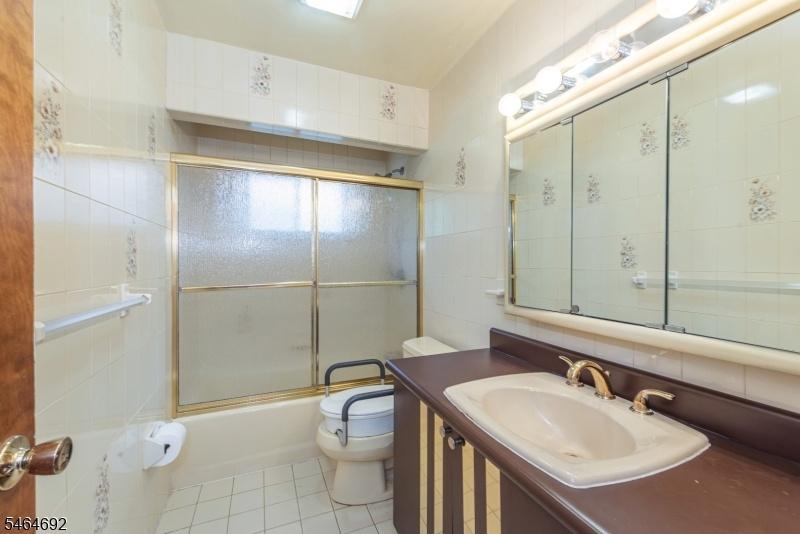 Full Bath with Tub Shower